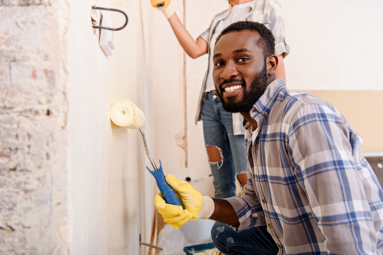 handsome-young-man-painting-wall-with-wife-during-2023-11-27-05-11-08-utc (1) (1)